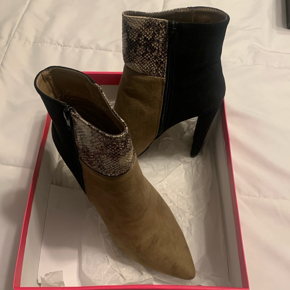 Brown two tone but with stage skin accent